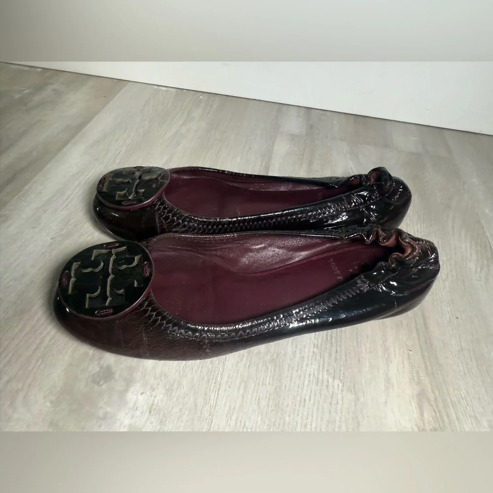 Tory Burch Dark Brown Patent Leather Ballet Flats Embossed Logo‎ Size 7